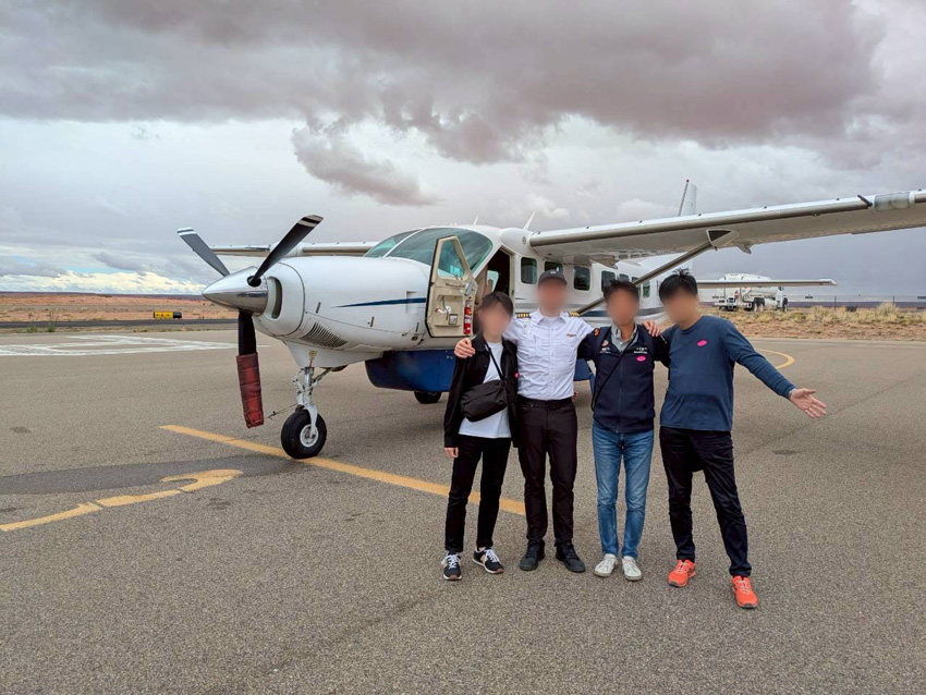 ペイジ空港(Page Municipal Airport)でパイロットと記念撮影