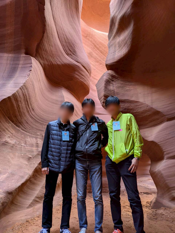 アンテロープキャニオン内で記念撮影