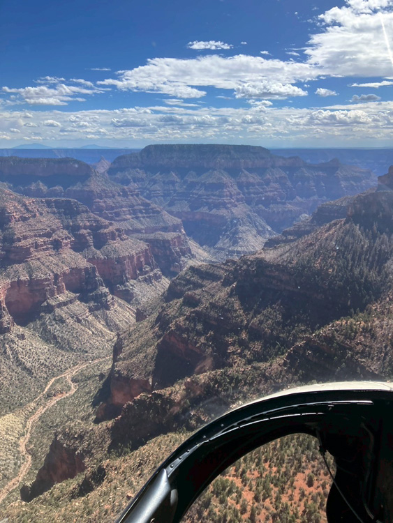 グランドキャニオン上空をヘリコプターで遊覧飛行